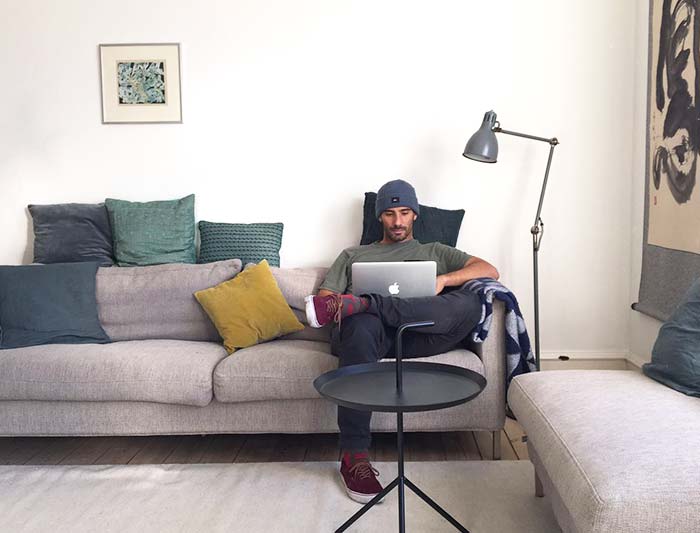 César trabajando desde un apartamento en Copenhage