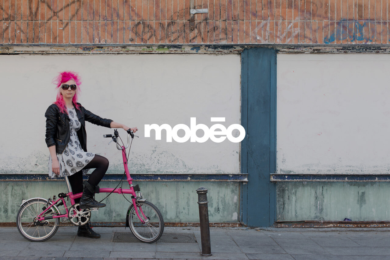 Fotografía de chica sobre bici de mobeo